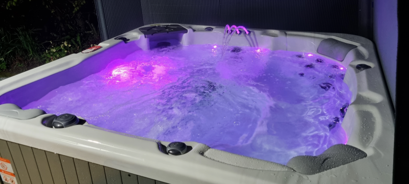 Marthys House - hot tub purple lights