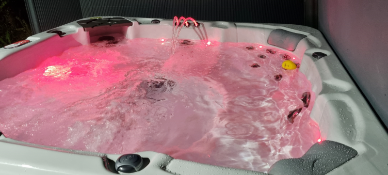 Marthys House - hot tub red lights